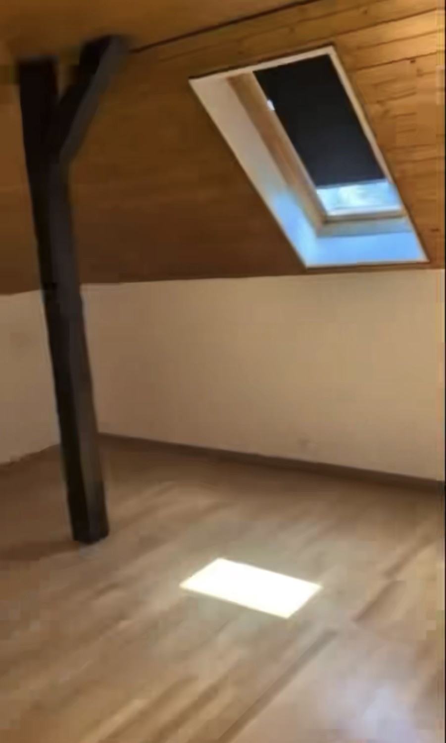 Chambre dans une colocation
**Emplacement** : L'appartement est situé dans un quartier calme, tout en étant extrêmement pratique. Il se trouve à seulement 2 minutes à pied de la gare et à 5 minutes à pied du supermarché.
**Détails du loyer** : La chambre est **non meublée**. Le loyer comprend les fr, photo 4 sur 8