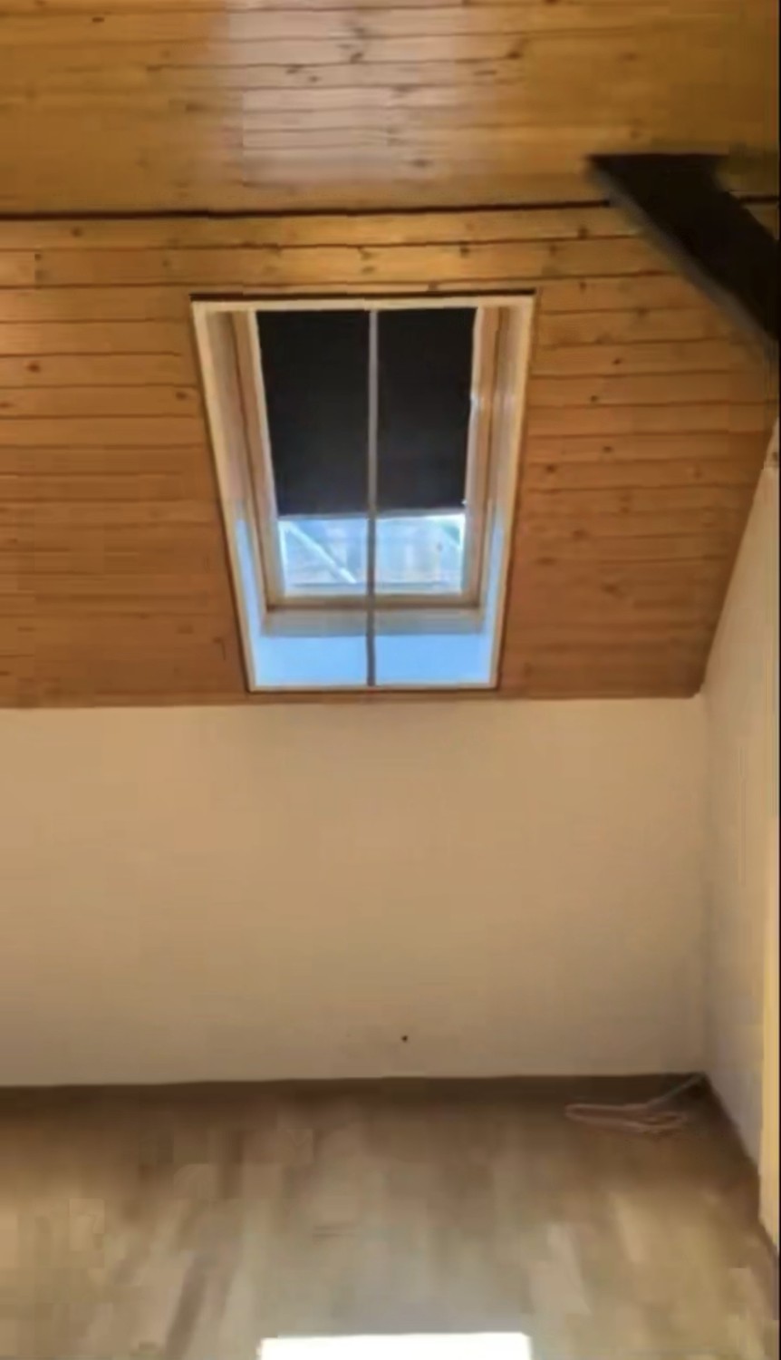 Chambre dans une colocation
**Emplacement** : L'appartement est situé dans un quartier calme, tout en étant extrêmement pratique. Il se trouve à seulement 2 minutes à pied de la gare et à 5 minutes à pied du supermarché.
**Détails du loyer** : La chambre est **non meublée**. Le loyer comprend les fr, photo 3 sur 8