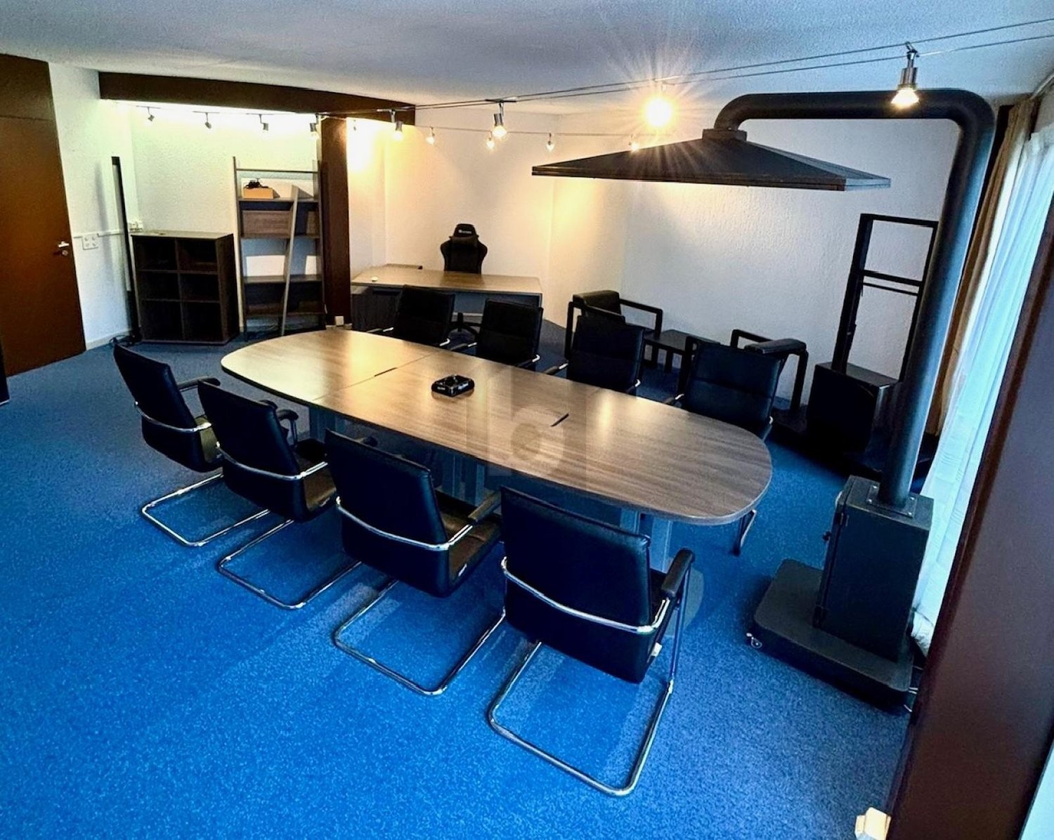 80m² office