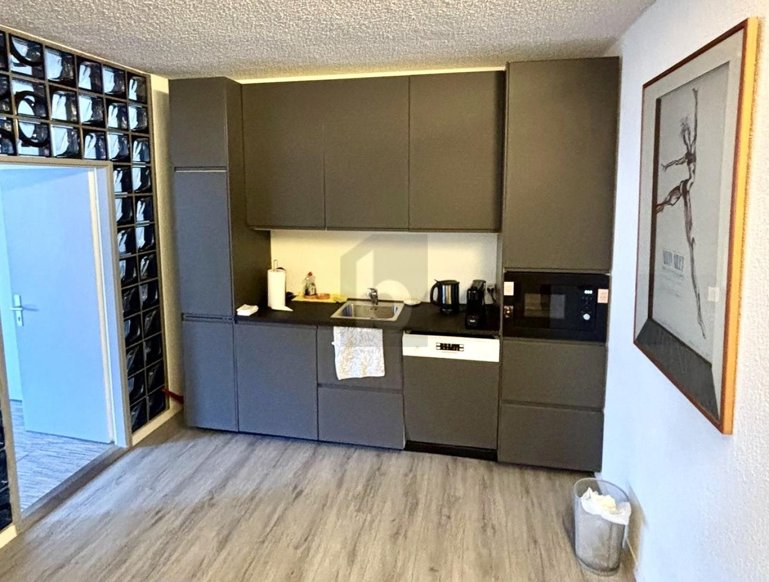 80m² office