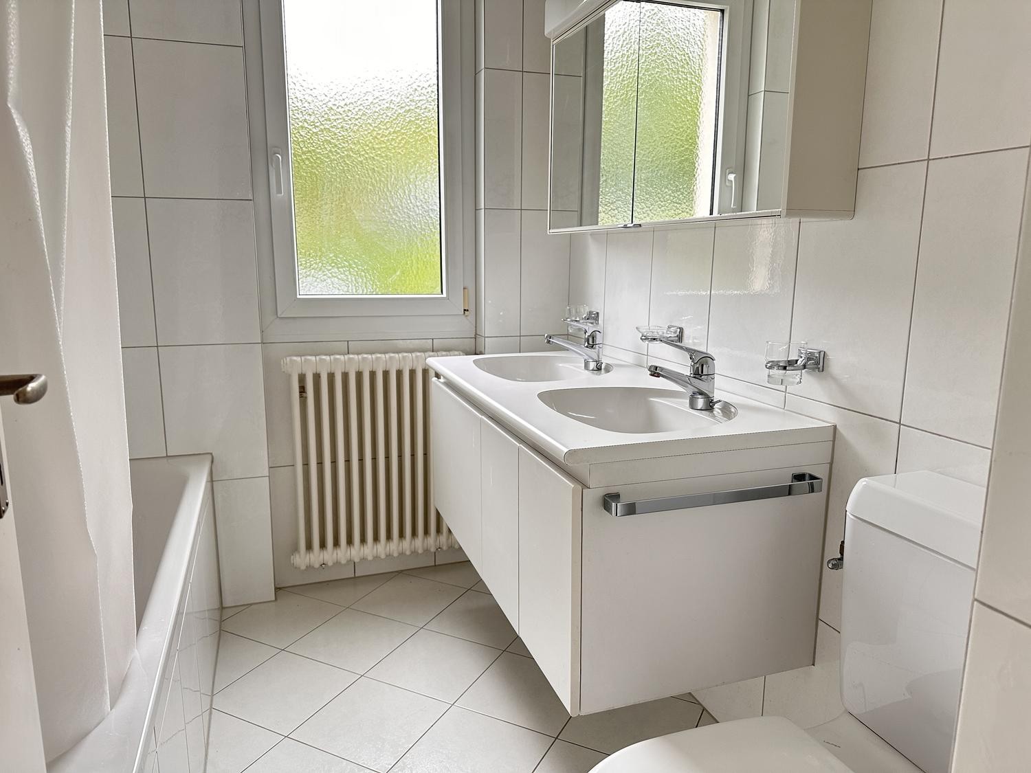 Nous pouvons louer cette chambre meublée de manière simple et pratique **limitée jusqu'au 31 mars 2027** dans un bel emplacement à Herrliberg (Zürich). Il s'agit d'un ménage partagé avec deux autres locataires. Les charges et le Wifi sont inclus dans le prix. Il y a 3 chambres au total (loyer de CHF, photo 4 sur 10