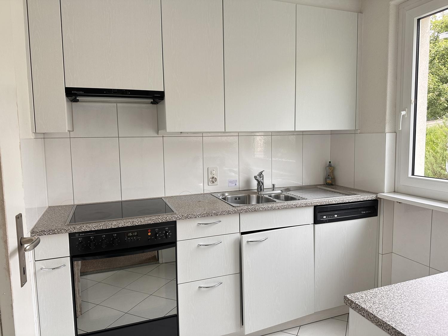 Nous pouvons louer cette chambre meublée de manière simple et pratique **limitée jusqu'au 31 mars 2027** dans un bel emplacement à Herrliberg (Zürich). Il s'agit d'un ménage partagé avec deux autres locataires. Les charges et le Wifi sont inclus dans le prix. Il y a 3 chambres au total (loyer de CHF, photo 5 sur 10