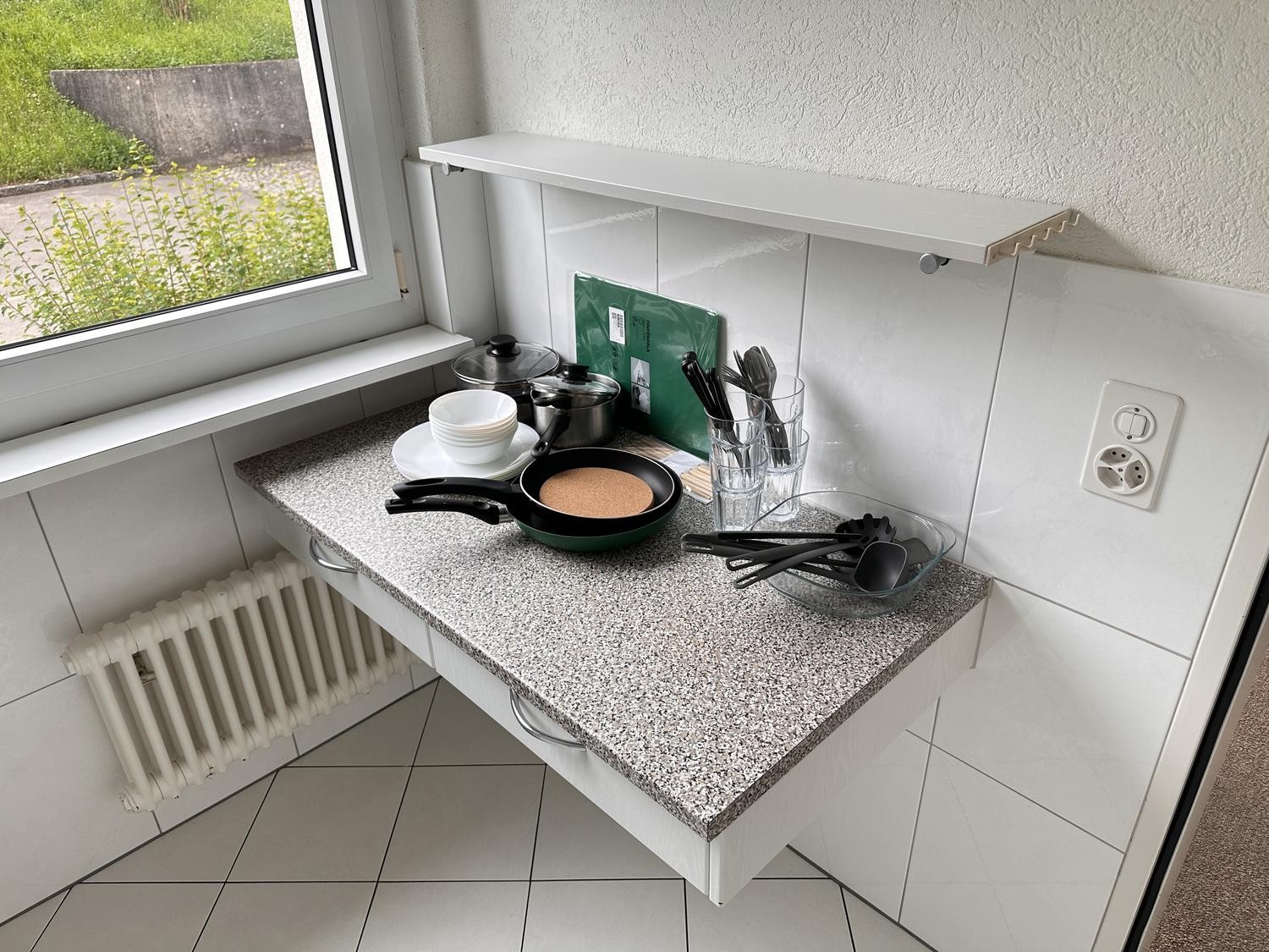 Nous pouvons louer cette chambre meublée de manière simple et pratique **limitée jusqu'au 31 mars 2027** dans un bel emplacement à Herrliberg (Zürich). Il s'agit d'un ménage partagé avec deux autres locataires. Les charges et le Wifi sont inclus dans le prix. Il y a 3 chambres au total (loyer de CHF, photo 7 sur 10