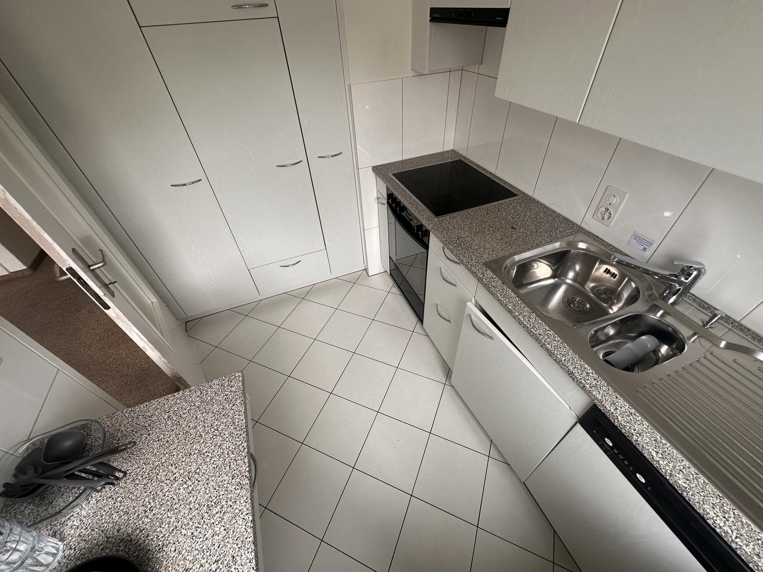 Nous pouvons louer cette chambre meublée de manière simple et pratique **limitée jusqu'au 31 mars 2027** dans un bel emplacement à Herrliberg (Zürich). Il s'agit d'un ménage partagé avec deux autres locataires. Les charges et le Wifi sont inclus dans le prix. Il y a 3 chambres au total (loyer de CHF, photo 6 sur 10