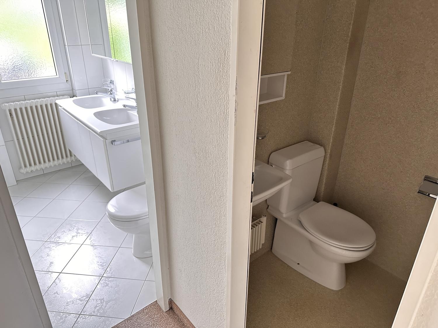Nous pouvons louer cette chambre meublée de manière simple et pratique **limitée jusqu'au 31 mars 2027** dans un bel emplacement à Herrliberg (Zürich). Il s'agit d'un ménage partagé avec deux autres locataires. Les charges et le Wifi sont inclus dans le prix. Il y a 3 chambres au total (loyer de CHF, photo 9 sur 10
