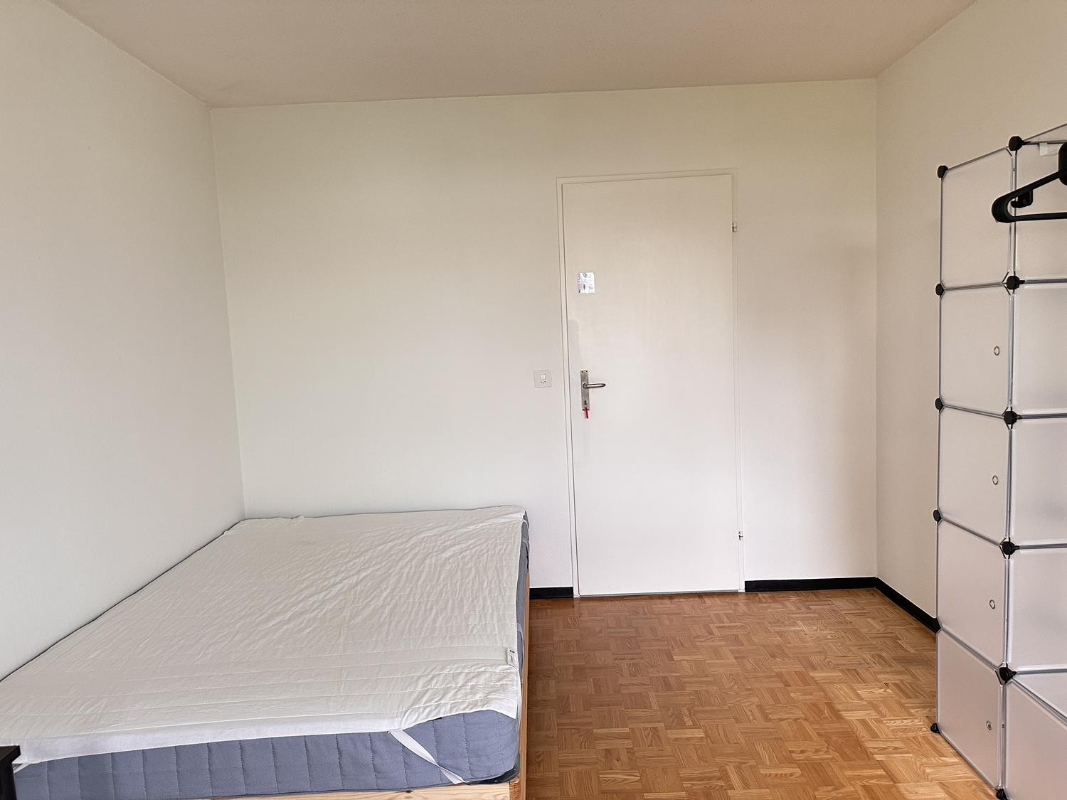 Nous pouvons louer cette chambre meublée de manière simple et pratique **limitée jusqu'au 31 mars 2027** dans un bel emplacement à Herrliberg (Zürich). Il s'agit d'un ménage partagé avec deux autres locataires. Les charges et le Wifi sont inclus dans le prix. Il y a 3 chambres au total (loyer de CHF, photo 3 sur 10