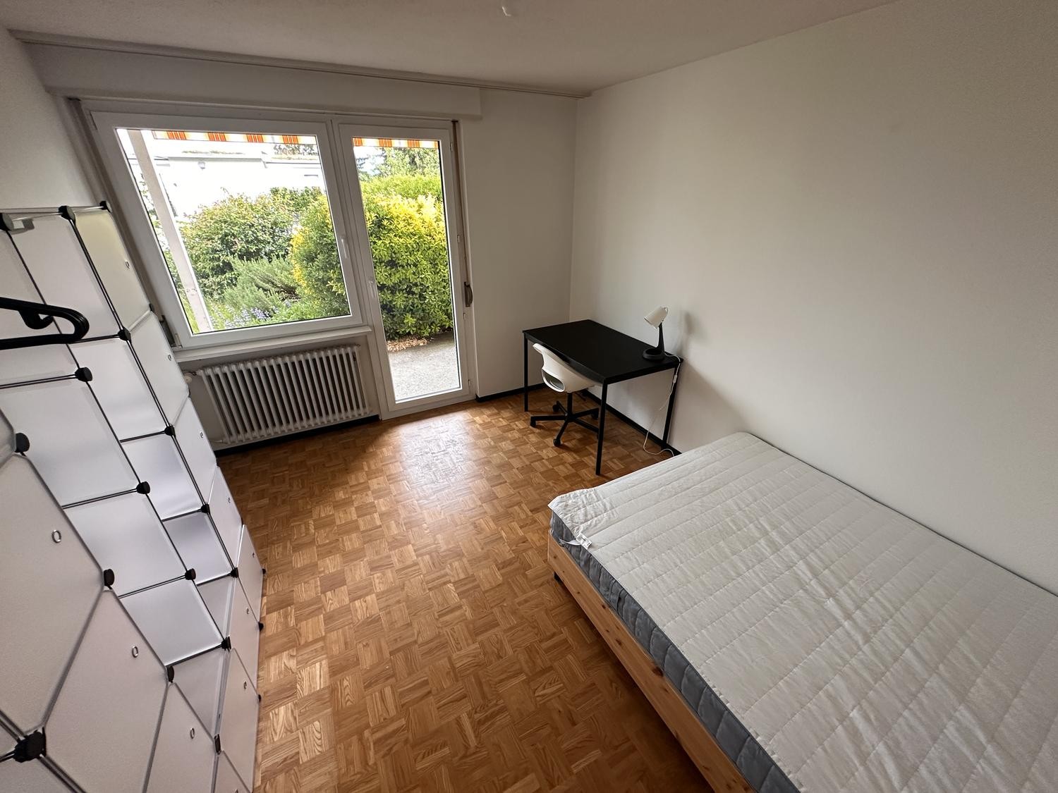 Nous pouvons louer cette chambre meublée de manière simple et pratique **limitée jusqu'au 31 mars 2027** dans un bel emplacement à Herrliberg (Zürich). Il s'agit d'un ménage partagé avec deux autres locataires. Les charges et le Wifi sont inclus dans le prix. Il y a 3 chambres au total (loyer de CHF, photo 1 sur 10