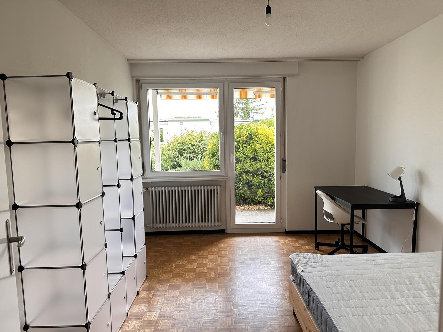 Nous pouvons louer cette chambre meublée de manière simple et pratique **limitée jusqu'au 31 mars 2027** dans un bel emplacement à Herrliberg (Zürich). Il s'agit d'un ménage partagé avec deux autres locataires. Les charges et le Wifi sont inclus dans le prix. Il y a 3 chambres au total (loyer de CHF, photo 2 sur 10