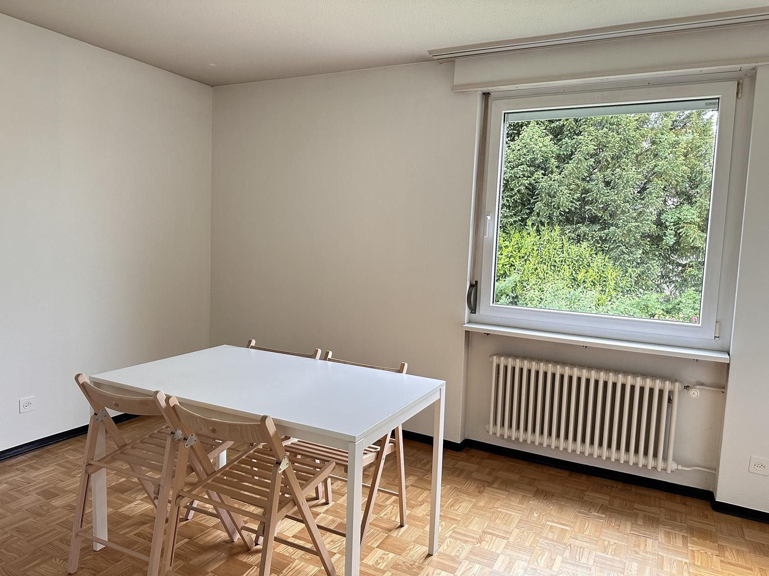 Nous pouvons louer cette chambre meublée de manière simple et pratique **limitée jusqu'au 31 mars 2027** dans un bel emplacement à Herrliberg (Zürich). Il s'agit d'un ménage partagé avec deux autres locataires. Les charges et le Wifi sont inclus dans le prix. Il y a 3 chambres au total (loyer de CHF, photo 8 sur 10