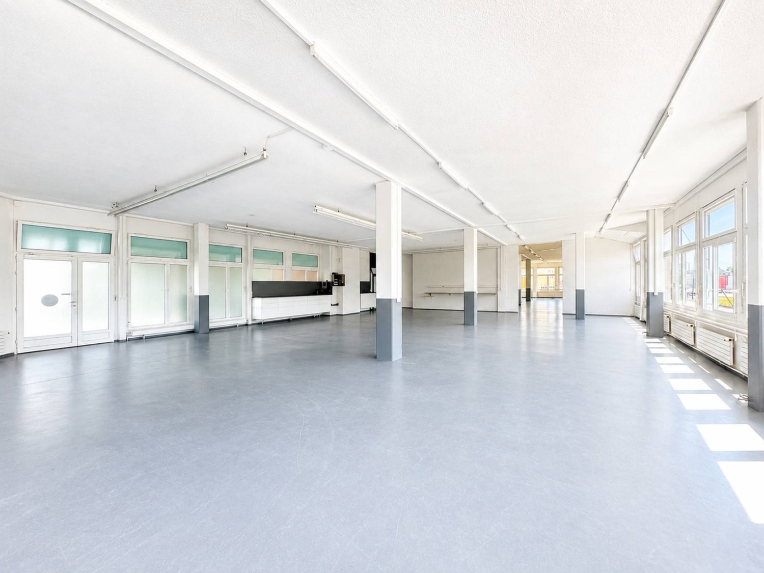 700m² commercial, photo 1 sur 3