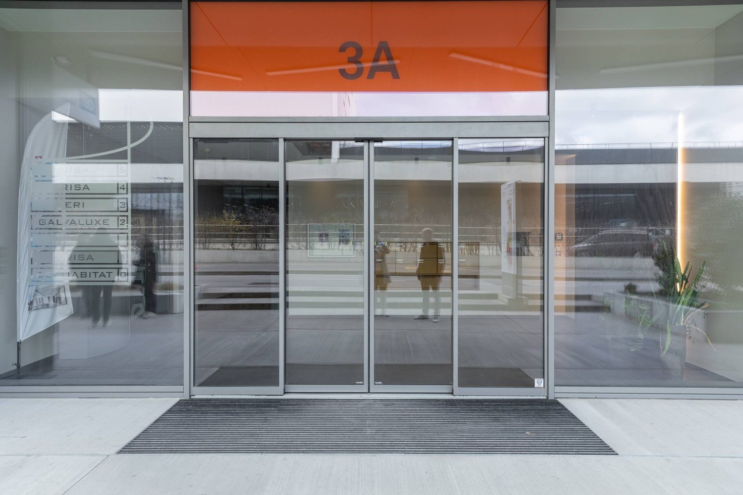 600m² office