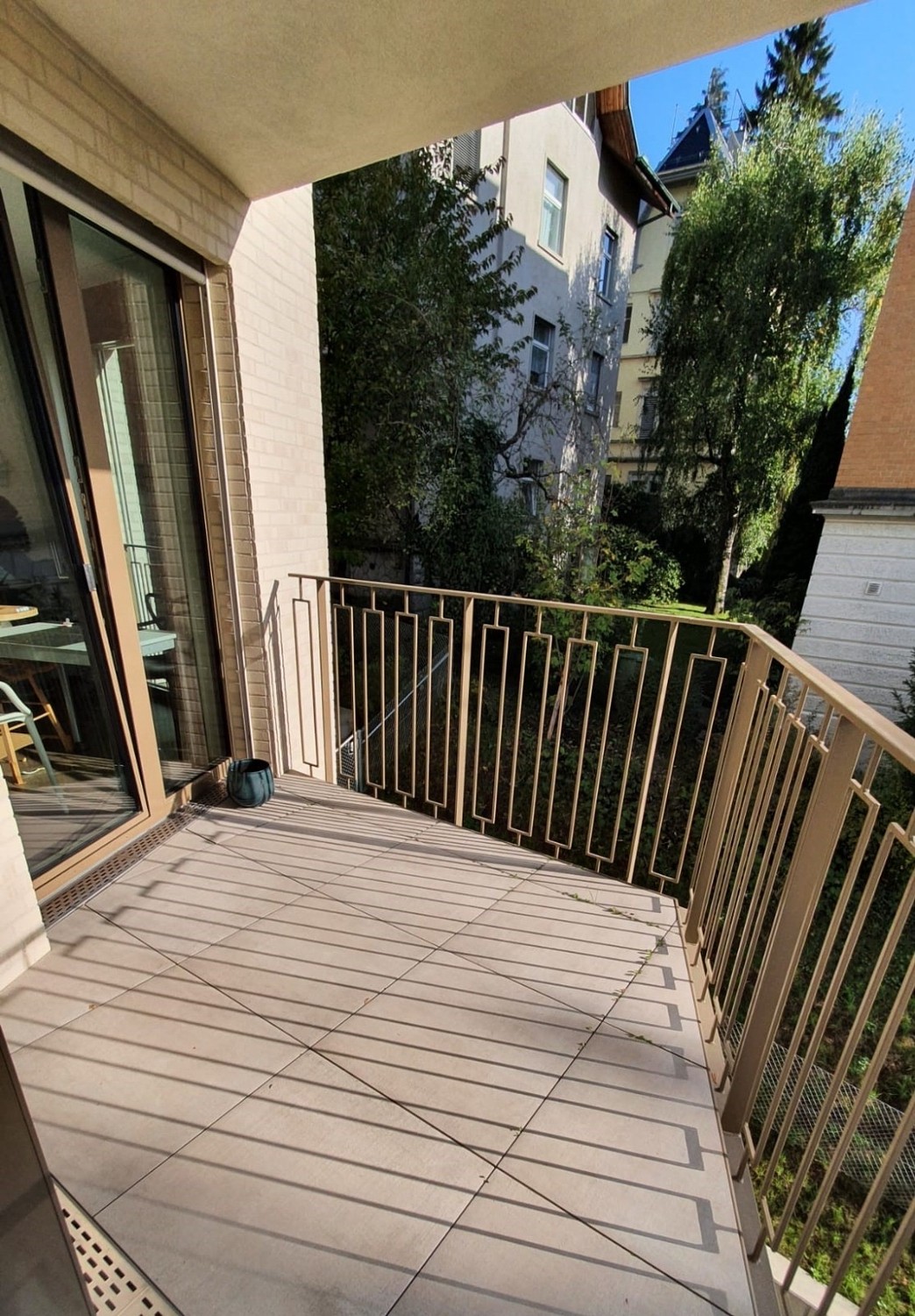 Appartement de 3 ½ pièces

Nouvel appartement moderne de 3,5 pièces situé au 2ème étage dans le quartier calme de Zurich 8044. Disponible à partir du 5 septembre 2026, ce bien représente une opportunité idéale pour ceux qui recherchent le confort, la qualité et un emplacement paisible.

Caractéristi