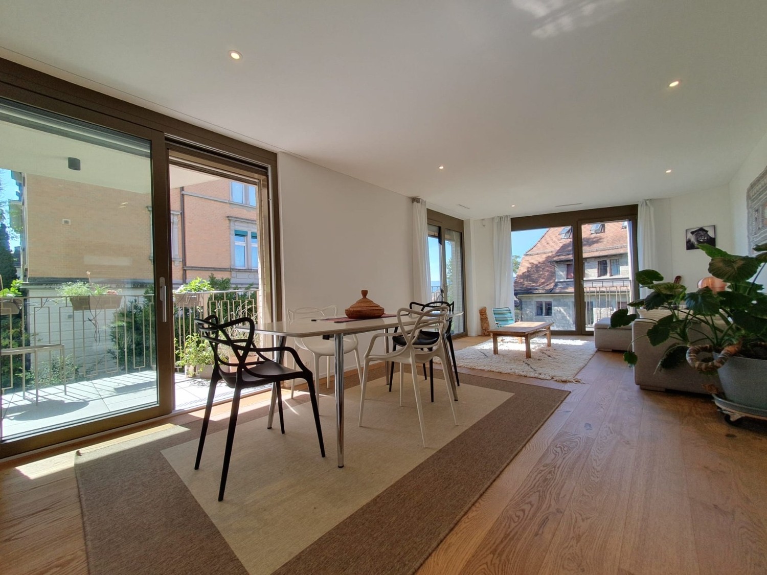 Appartement de 3 ½ pièces

Nouvel appartement moderne de 3,5 pièces situé au 2ème étage dans le quartier calme de Zurich 8044. Disponible à partir du 5 septembre 2026, ce bien représente une opportunité idéale pour ceux qui recherchent le confort, la qualité et un emplacement paisible.

Caractéristi