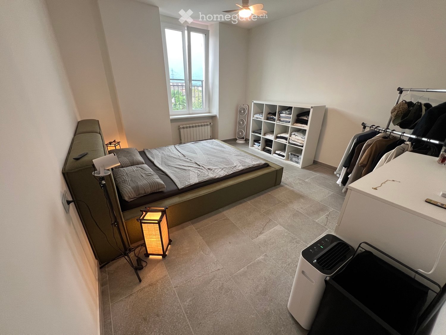Appartement de 3,5 pièces à Cugnasco cherche repreneur pour une date à convenir dans un immeuble de seulement 3 appartements, appartement spacieux, aéré et lumineux. 
L'appartement se compose de deux grandes chambres à coucher, deux salles de bains individuelles avec douche, un salon et une cuisine 