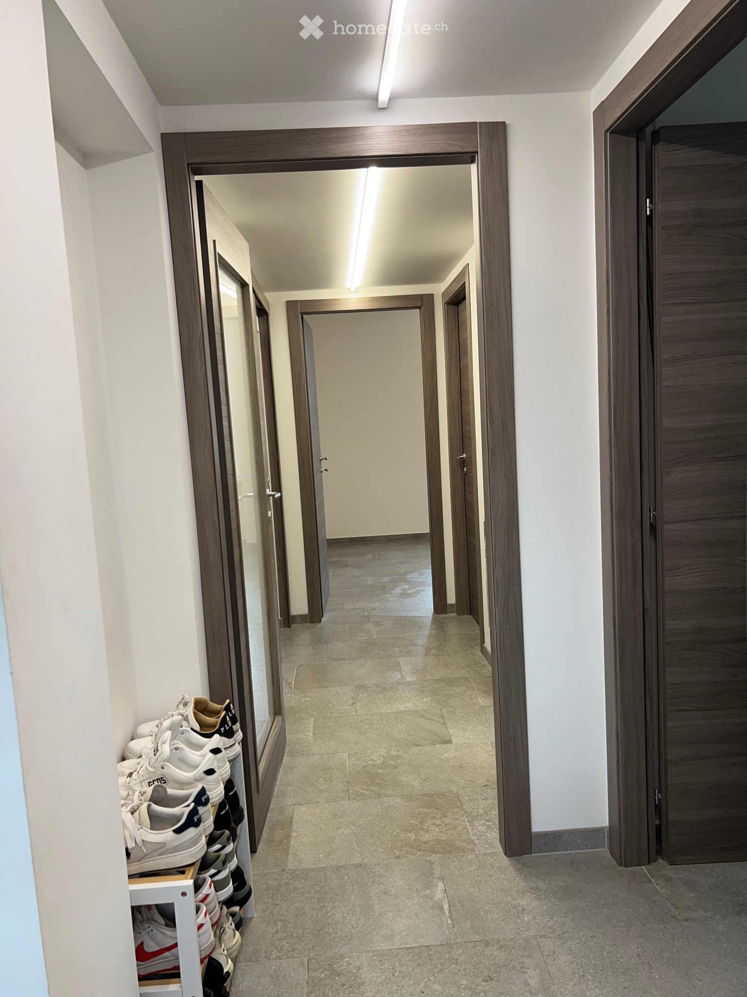 Appartement de 3,5 pièces à Cugnasco cherche repreneur pour une date à convenir dans un immeuble de seulement 3 appartements, appartement spacieux, aéré et lumineux. 
L'appartement se compose de deux grandes chambres à coucher, deux salles de bains individuelles avec douche, un salon et une cuisine 