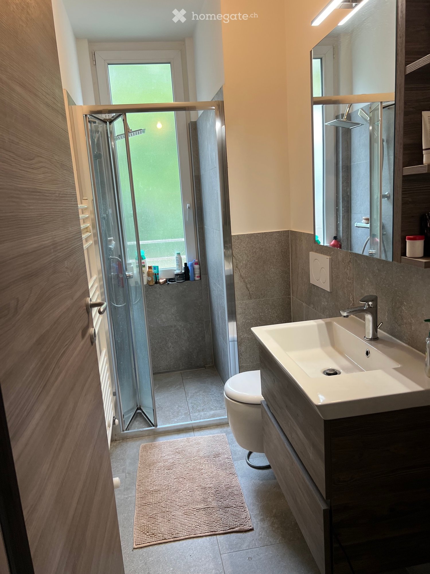 Appartement de 3,5 pièces à Cugnasco cherche repreneur pour une date à convenir dans un immeuble de seulement 3 appartements, appartement spacieux, aéré et lumineux. 
L'appartement se compose de deux grandes chambres à coucher, deux salles de bains individuelles avec douche, un salon et une cuisine 