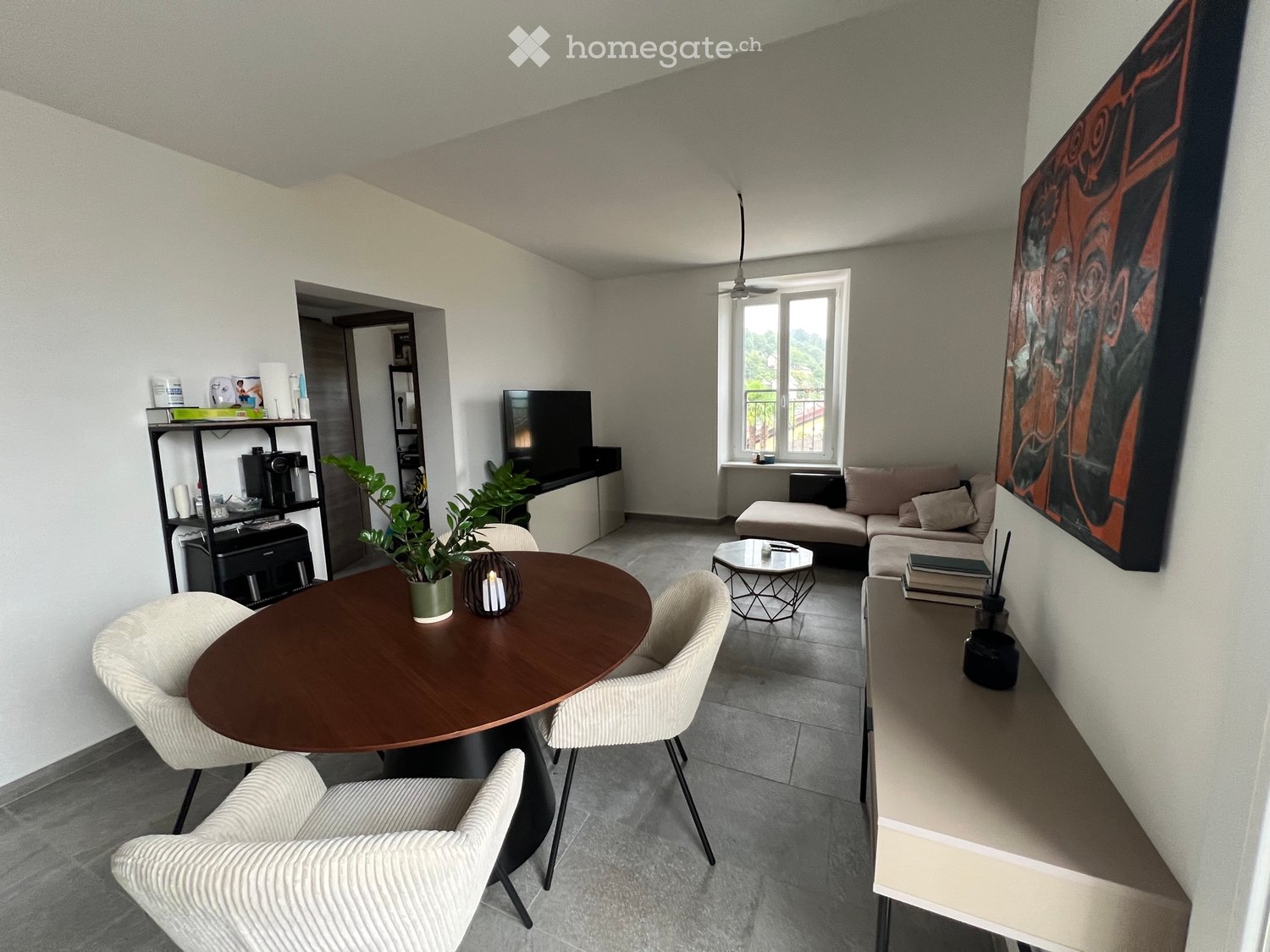 Appartement de 3,5 pièces à Cugnasco cherche repreneur pour une date à convenir dans un immeuble de seulement 3 appartements, appartement spacieux, aéré et lumineux. 
L'appartement se compose de deux grandes chambres à coucher, deux salles de bains individuelles avec douche, un salon et une cuisine 