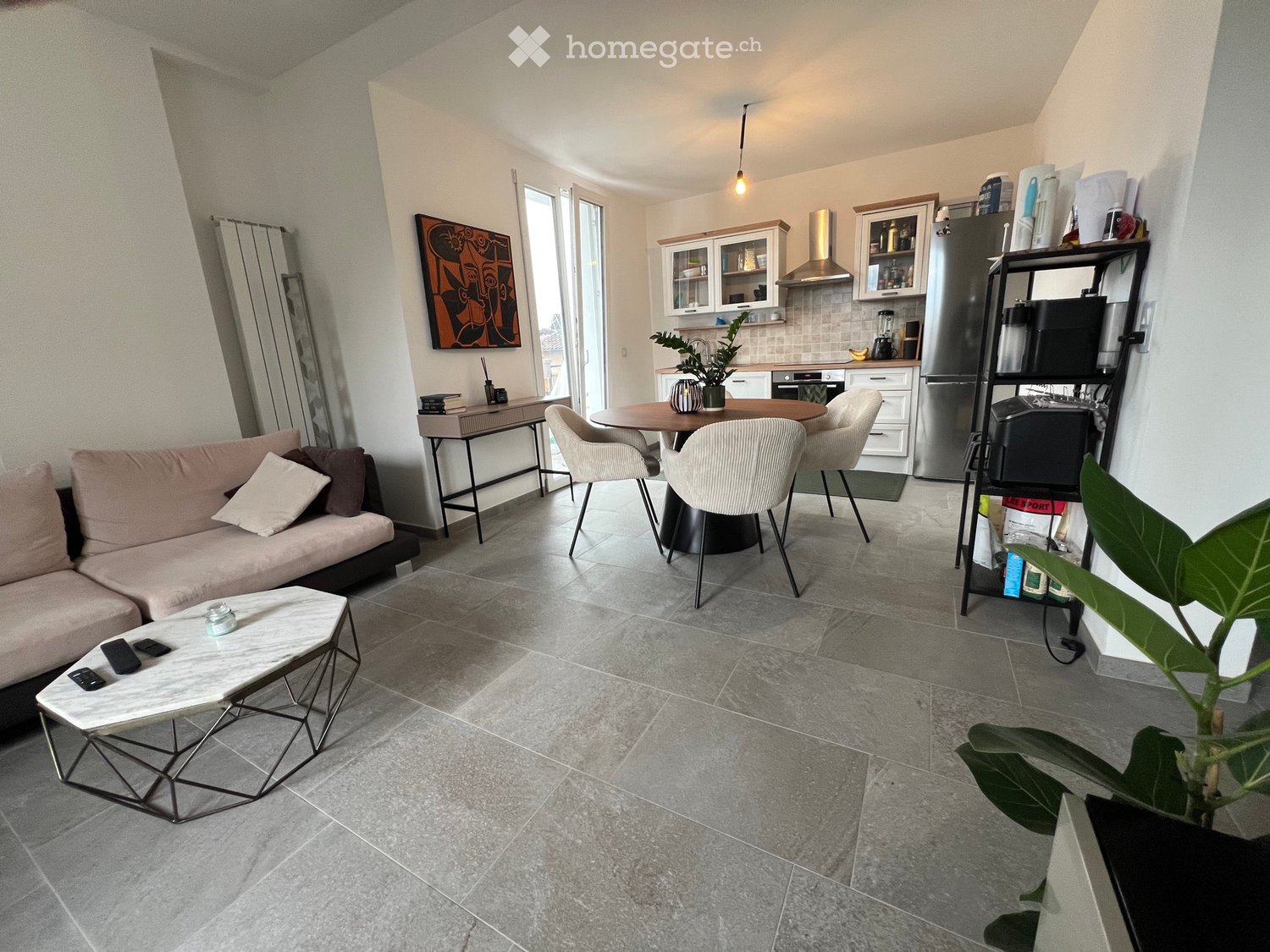Appartement de 3,5 pièces à Cugnasco cherche repreneur pour une date à convenir dans un immeuble de seulement 3 appartements, appartement spacieux, aéré et lumineux. 
L'appartement se compose de deux grandes chambres à coucher, deux salles de bains individuelles avec douche, un salon et une cuisine 