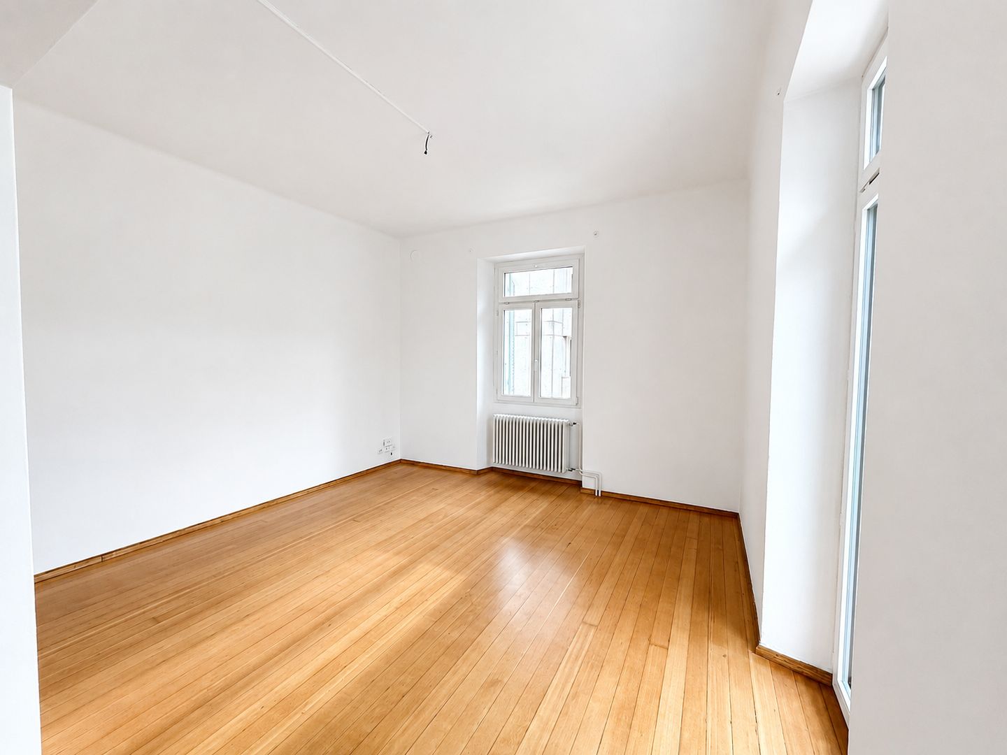 Appartement de 3 ½ pièces

Lumineux 3.5 locaux avec balcon habitable au centre de Chiasso 

Au cœur de Chiasso, dans un quartier résidentiel calme et proche de tous les principaux services, nous proposons un **lumineux appartement de 3.5 locaux** situé au deuxième étage d'un élégant immeuble sans as, photo 3 sur 9