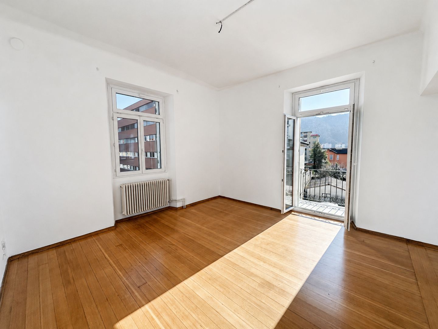 Appartement de 3 ½ pièces

Lumineux 3.5 locaux avec balcon habitable au centre de Chiasso 

Au cœur de Chiasso, dans un quartier résidentiel calme et proche de tous les principaux services, nous proposons un **lumineux appartement de 3.5 locaux** situé au deuxième étage d'un élégant immeuble sans as, photo 1 sur 9