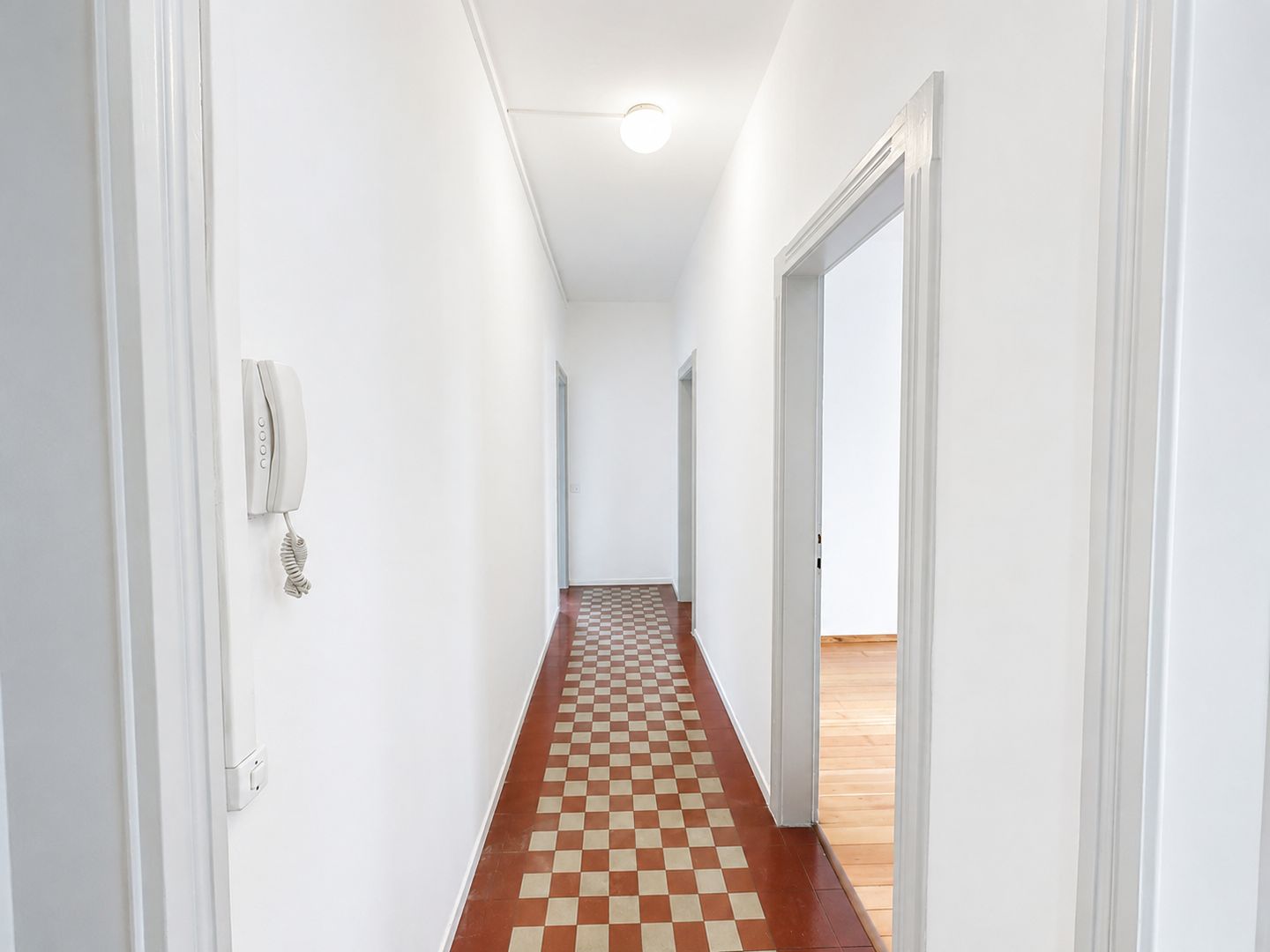 Appartement de 3 ½ pièces

Lumineux 3.5 locaux avec balcon habitable au centre de Chiasso 

Au cœur de Chiasso, dans un quartier résidentiel calme et proche de tous les principaux services, nous proposons un **lumineux appartement de 3.5 locaux** situé au deuxième étage d'un élégant immeuble sans as, photo 4 sur 9