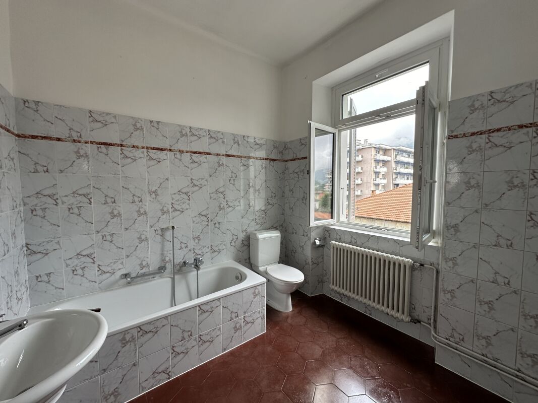 Appartement de 3 ½ pièces

Lumineux 3.5 locaux avec balcon habitable au centre de Chiasso 

Au cœur de Chiasso, dans un quartier résidentiel calme et proche de tous les principaux services, nous proposons un **lumineux appartement de 3.5 locaux** situé au deuxième étage d'un élégant immeuble sans as, photo 9 sur 9