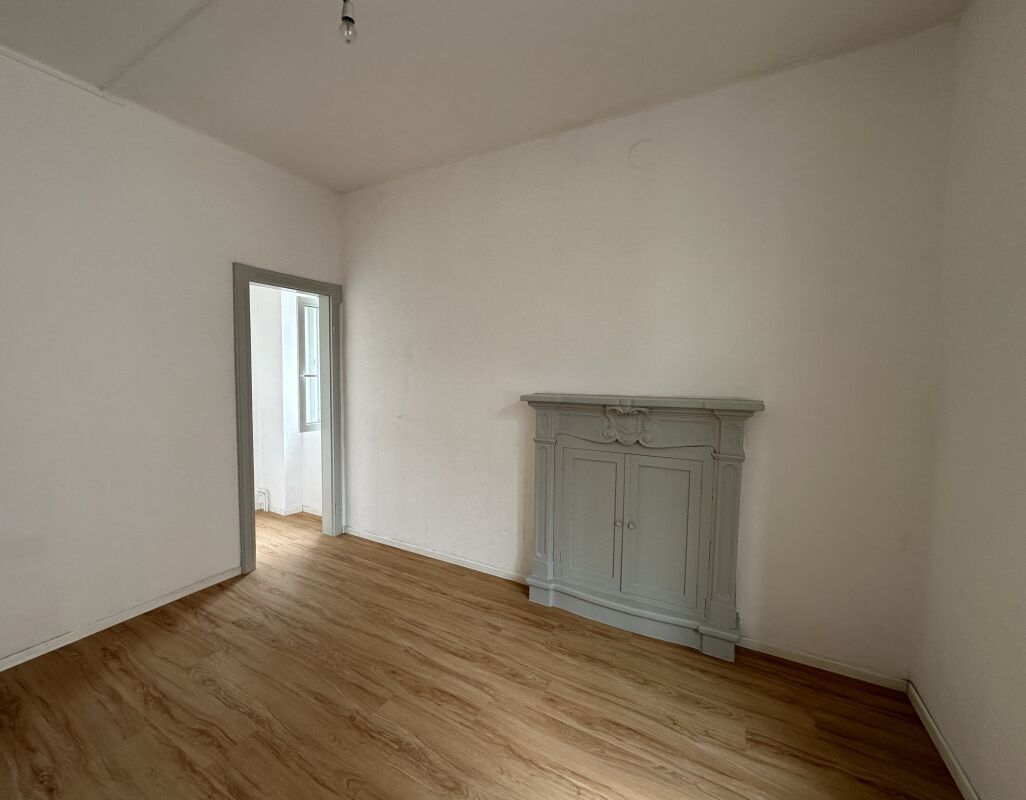 Appartement de 3 ½ pièces

Lumineux 3.5 locaux avec balcon habitable au centre de Chiasso 

Au cœur de Chiasso, dans un quartier résidentiel calme et proche de tous les principaux services, nous proposons un **lumineux appartement de 3.5 locaux** situé au deuxième étage d'un élégant immeuble sans as, photo 6 sur 9