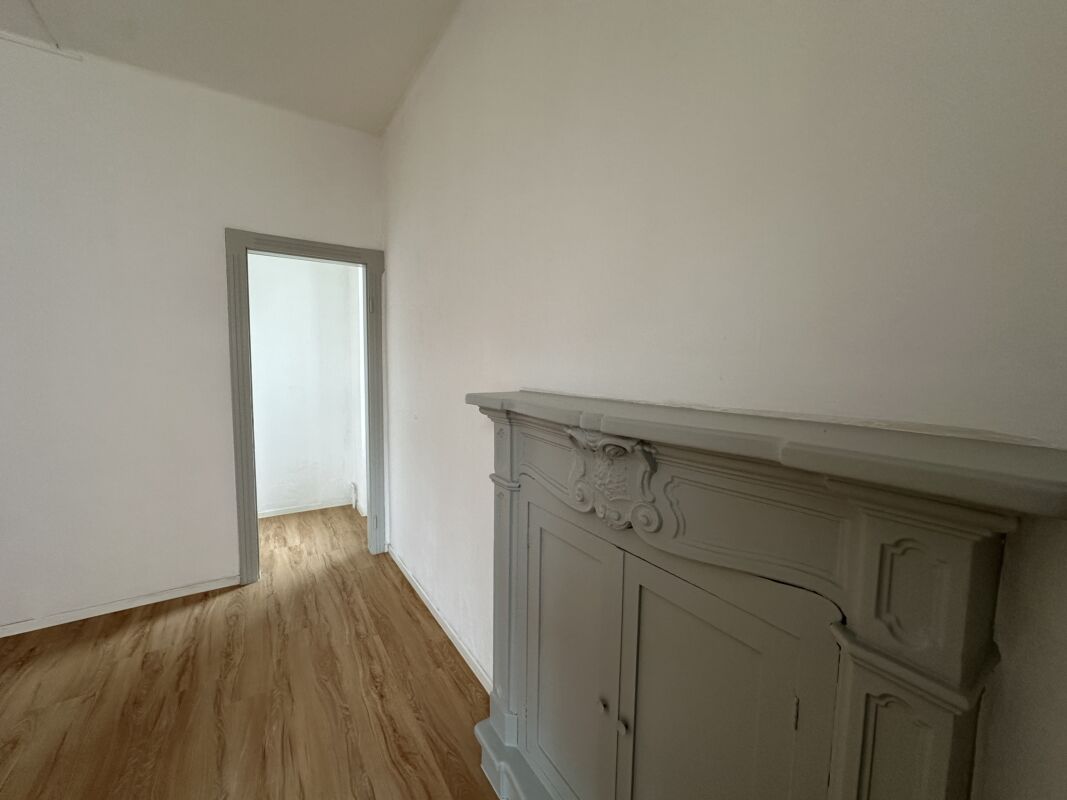 Appartement de 3 ½ pièces

Lumineux 3.5 locaux avec balcon habitable au centre de Chiasso 

Au cœur de Chiasso, dans un quartier résidentiel calme et proche de tous les principaux services, nous proposons un **lumineux appartement de 3.5 locaux** situé au deuxième étage d'un élégant immeuble sans as, photo 7 sur 9