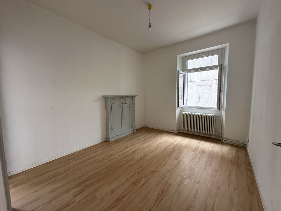 Appartement de 3 ½ pièces

Lumineux 3.5 locaux avec balcon habitable au centre de Chiasso 

Au cœur de Chiasso, dans un quartier résidentiel calme et proche de tous les principaux services, nous proposons un **lumineux appartement de 3.5 locaux** situé au deuxième étage d'un élégant immeuble sans as, photo 5 sur 9