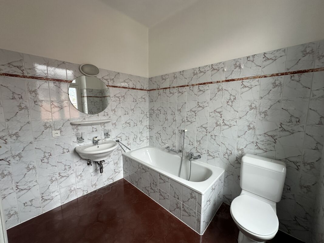 Appartement de 3 ½ pièces

Lumineux 3.5 locaux avec balcon habitable au centre de Chiasso 

Au cœur de Chiasso, dans un quartier résidentiel calme et proche de tous les principaux services, nous proposons un **lumineux appartement de 3.5 locaux** situé au deuxième étage d'un élégant immeuble sans as, photo 8 sur 9