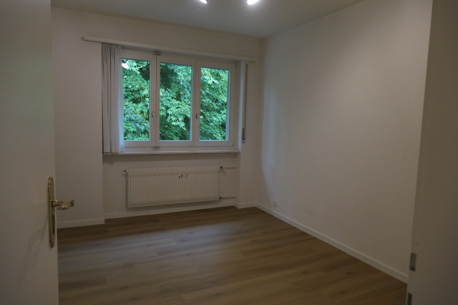appartement de 3 ½ pièces

· Soleil du matin au soir
· dernier étage de l'immeuble
· arrêt de bus à 1 minute de distance à pied
· cuisine comme neuve et salle de bain élégante
· clientèle agréable
· située latéralement par rapport à la rue du quartier, pas de route principale
· vue dégagée

D'une su