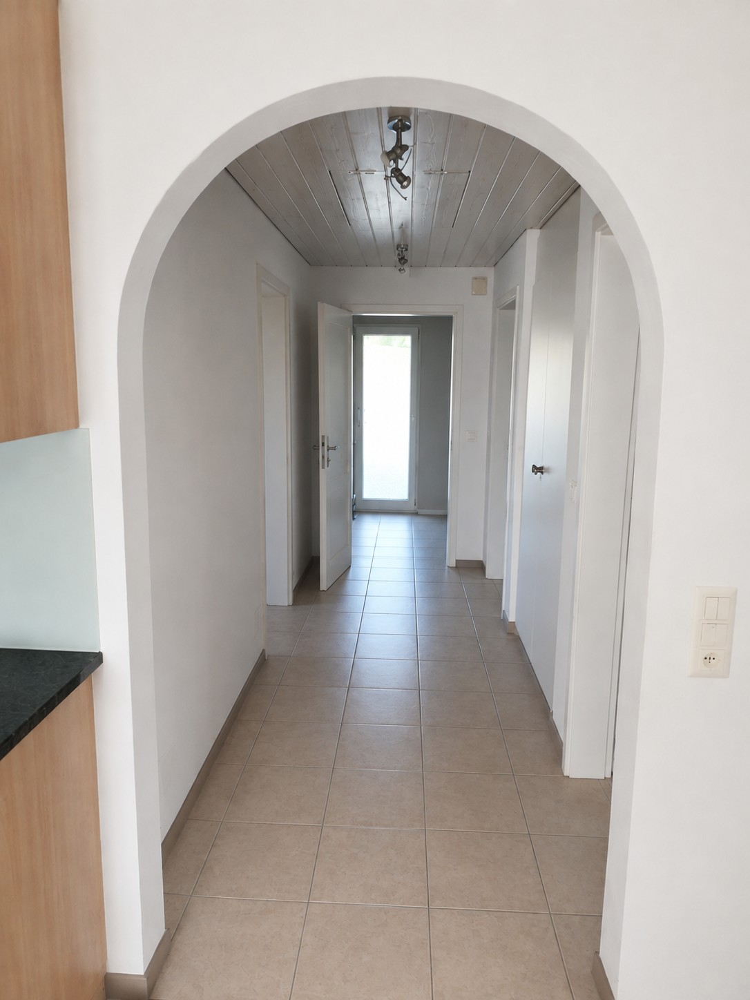 Appartement de 3 pièces

Emplacement calme avec 2 balcons et carport pour voiture. Animaux non souhaités.