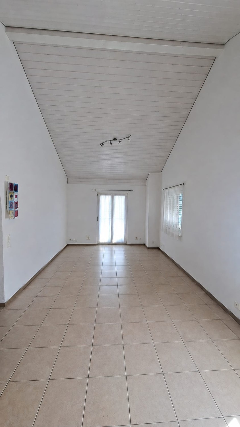 Appartement de 3 pièces

Emplacement calme avec 2 balcons et carport pour voiture. Animaux non souhaités.