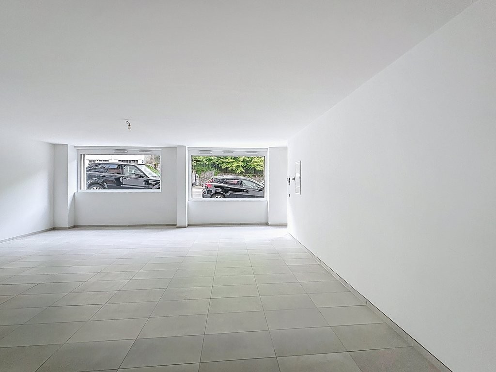 54m² shop