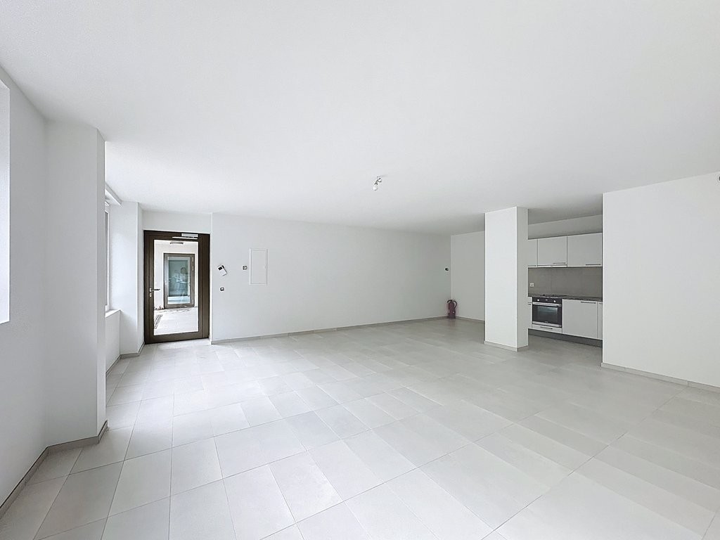 54m² shop
