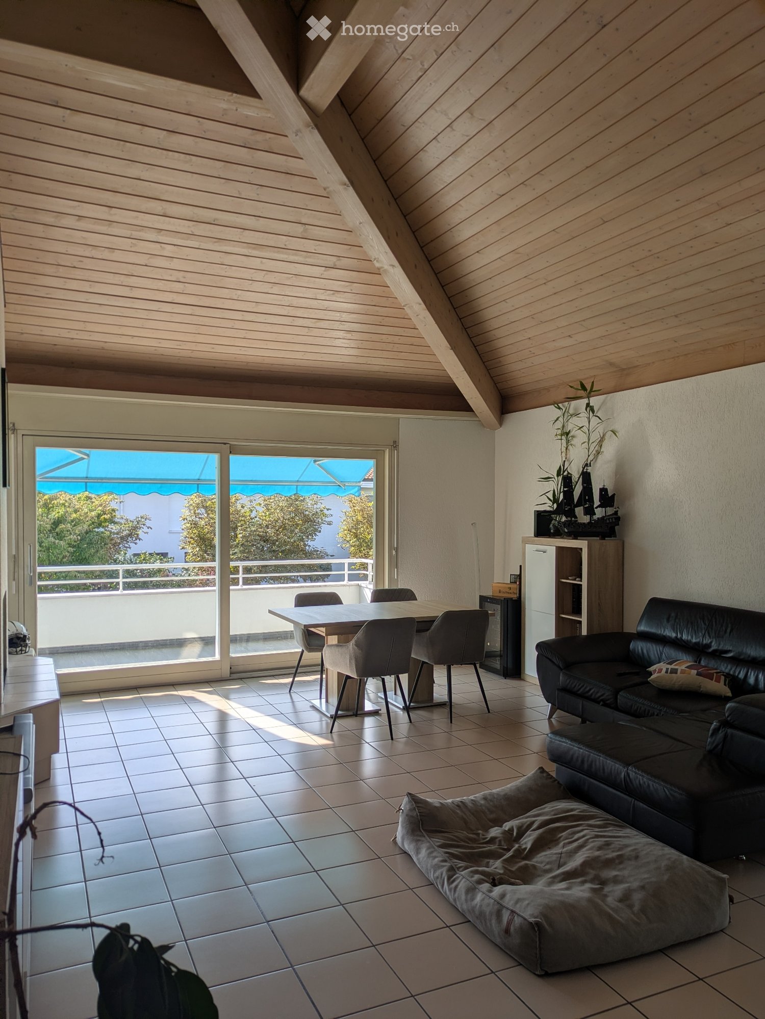 Appartement de 3 ½ pièces

Je cherche un repreneur pour un splendide appartement de 100m2 à Caslano composé de :
- Salon avec cheminée
- 2 chambres
- 2 salles de bain
- 1 buanderie avec colonne lave-linge séchante
- 2 places de parc couvertes
- Balcon

L'appartement se situe à 5 minutes à pied des é, photo 5 sur 5