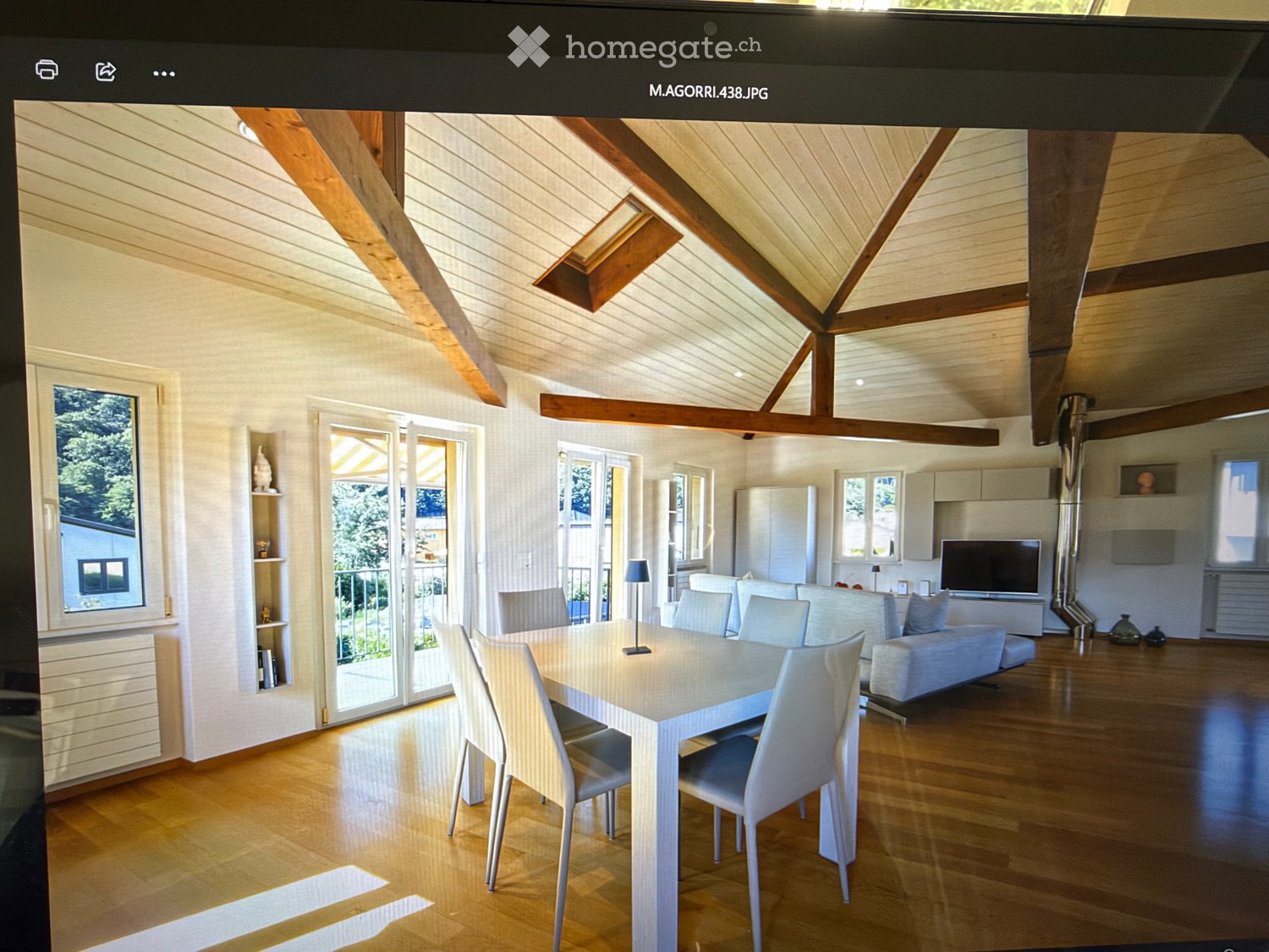 À louer à Contone dès le 1er décembre
En parfait état, comme neuve, climatisation, grottino avec cuisine, garage spacieux, jardin avec piscine et pool House, photo 3 sur 5