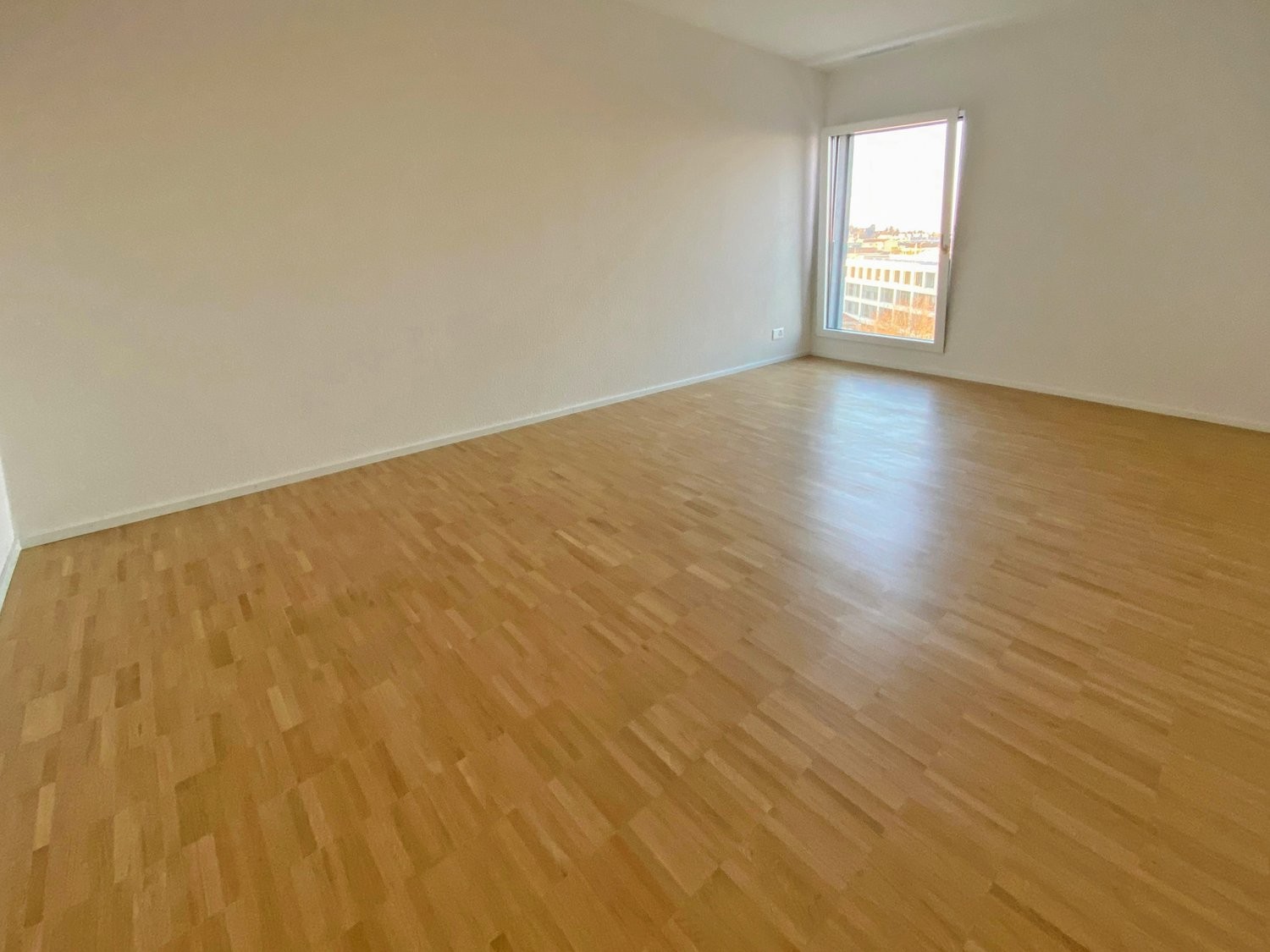 Appartement de 2 ½ pièces

L'appartement lumineux et convivial séduit par sa cuisine moderne et ouverte ainsi que par une grande façade vitrée qui assure beaucoup de lumière naturelle.

Pour un confort supplémentaire, un lave-linge et un sèche-linge privés ainsi qu'un lave-vaisselle sont à dispositi, photo 6 sur 8