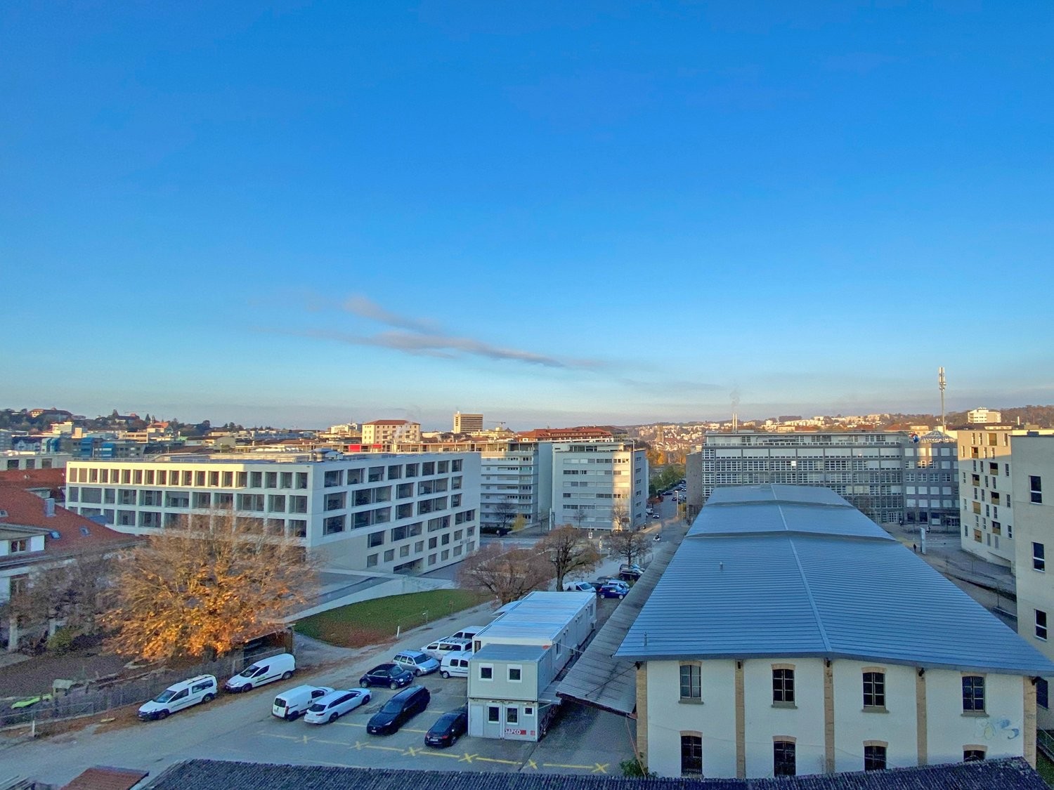 Appartement de 2 ½ pièces

L'appartement lumineux et convivial séduit par sa cuisine moderne et ouverte ainsi que par une grande façade vitrée qui assure beaucoup de lumière naturelle.

Pour un confort supplémentaire, un lave-linge et un sèche-linge privés ainsi qu'un lave-vaisselle sont à dispositi, photo 7 sur 8