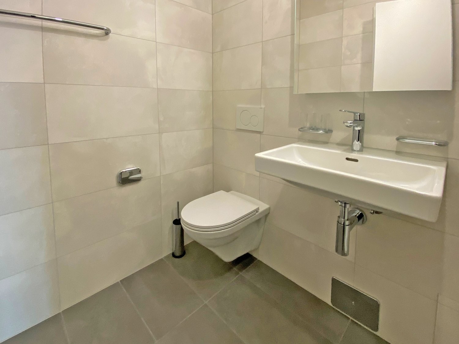 Appartement de 2 ½ pièces

L'appartement lumineux et convivial séduit par sa cuisine moderne et ouverte ainsi que par une grande façade vitrée qui assure beaucoup de lumière naturelle.

Pour un confort supplémentaire, un lave-linge et un sèche-linge privés ainsi qu'un lave-vaisselle sont à dispositi, photo 4 sur 8