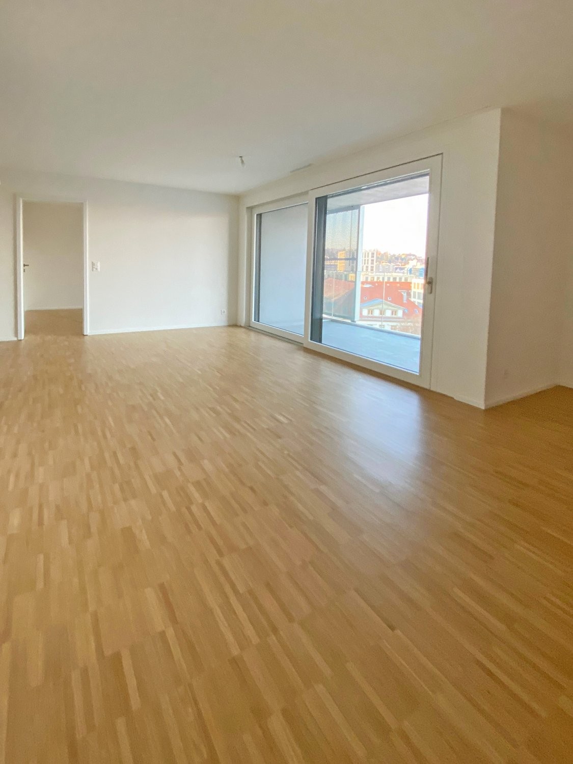 Appartement de 2 ½ pièces

L'appartement lumineux et convivial séduit par sa cuisine moderne et ouverte ainsi que par une grande façade vitrée qui assure beaucoup de lumière naturelle.

Pour un confort supplémentaire, un lave-linge et un sèche-linge privés ainsi qu'un lave-vaisselle sont à dispositi, photo 2 sur 8