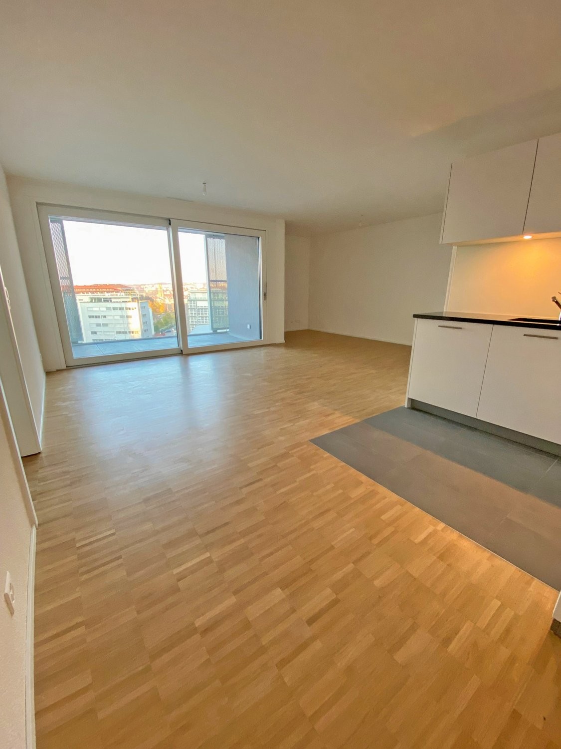 Appartement de 2 ½ pièces

L'appartement lumineux et convivial séduit par sa cuisine moderne et ouverte ainsi que par une grande façade vitrée qui assure beaucoup de lumière naturelle.

Pour un confort supplémentaire, un lave-linge et un sèche-linge privés ainsi qu'un lave-vaisselle sont à dispositi, photo 1 sur 8