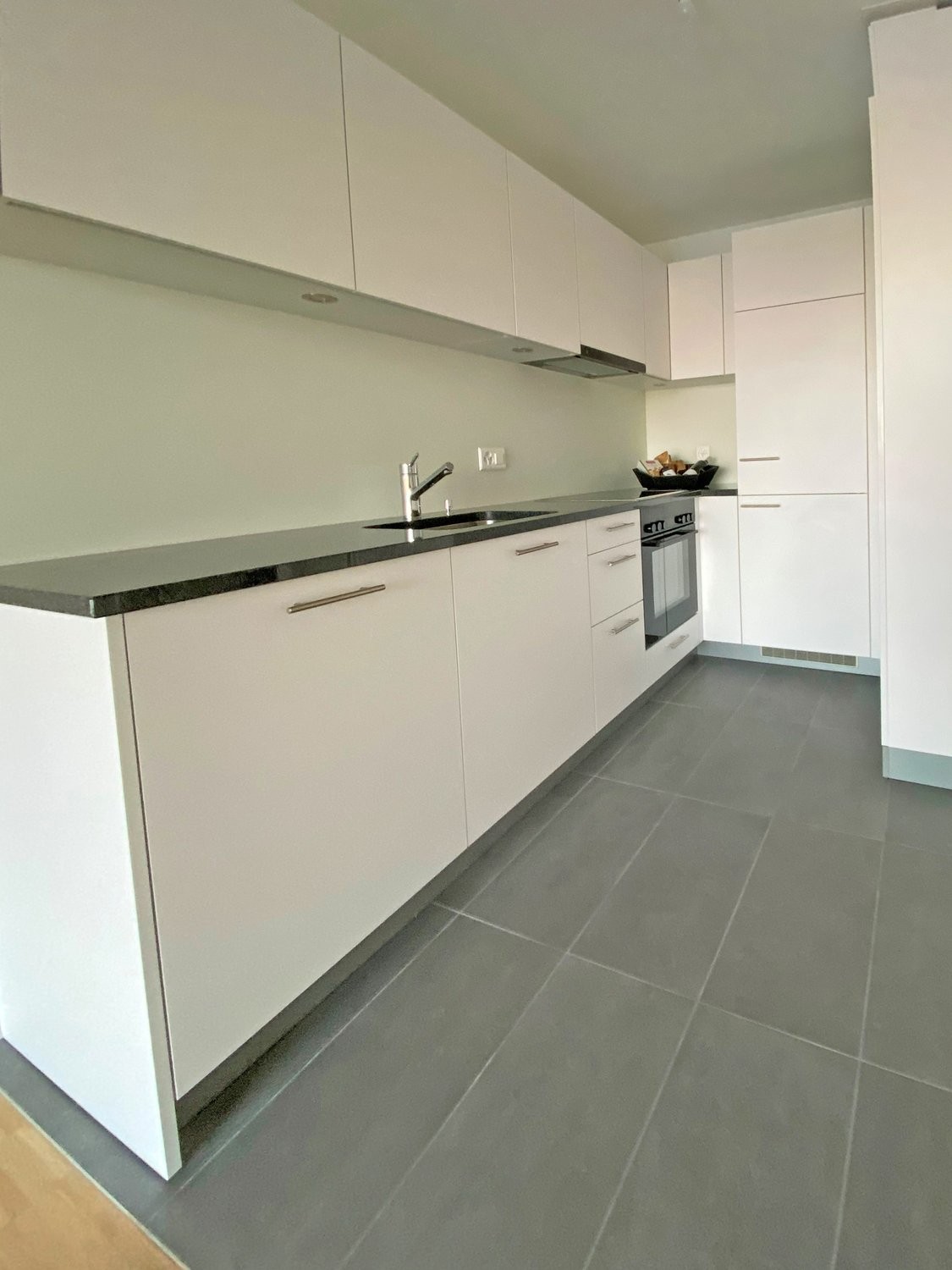 Appartement de 2 ½ pièces

L'appartement lumineux et convivial séduit par sa cuisine moderne et ouverte ainsi que par une grande façade vitrée qui assure beaucoup de lumière naturelle.

Pour un confort supplémentaire, un lave-linge et un sèche-linge privés ainsi qu'un lave-vaisselle sont à dispositi, photo 3 sur 8