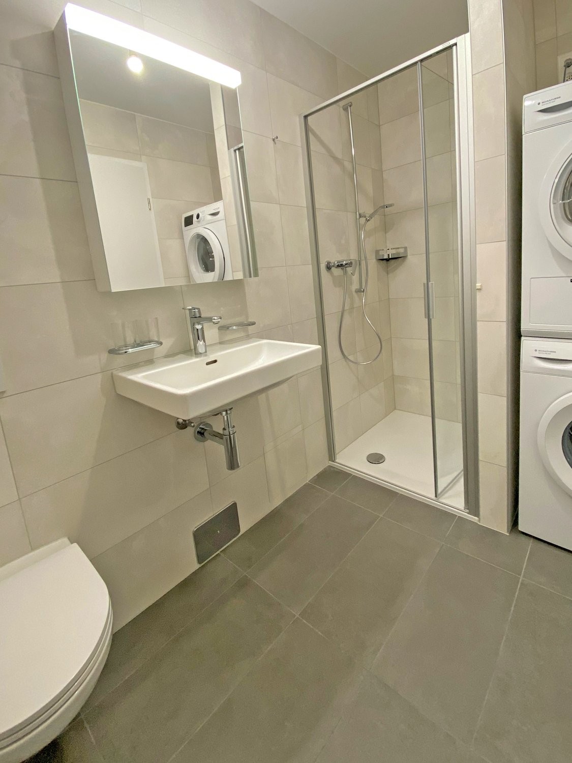 Appartement de 2 ½ pièces

L'appartement lumineux et convivial séduit par sa cuisine moderne et ouverte ainsi que par une grande façade vitrée qui assure beaucoup de lumière naturelle.

Pour un confort supplémentaire, un lave-linge et un sèche-linge privés ainsi qu'un lave-vaisselle sont à dispositi, photo 5 sur 8