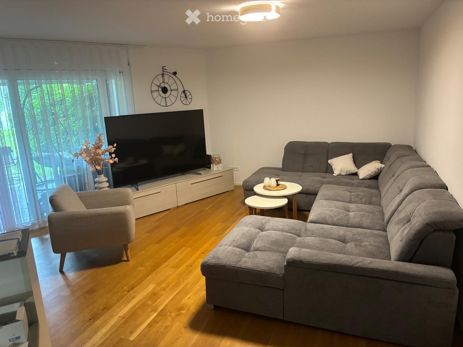 Appartement de 4 ½ pièces

Je cherche un repreneur dès le 01.12 pour un appartement de 4,5 pièces au rez-de-chaussée.

L'appartement dispose de :

- 2 salles de bain : une suite parentale avec baignoire et une avec douche ;
- buanderie privée intérieure dans l'appartement, très spacieuse ;
- apparte