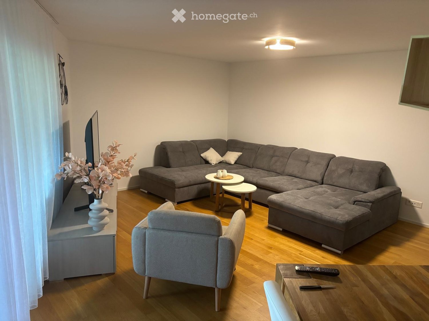 Appartement de 4 ½ pièces

Je cherche un repreneur dès le 01.12 pour un appartement de 4,5 pièces au rez-de-chaussée.

L'appartement dispose de :

- 2 salles de bain : une suite parentale avec baignoire et une avec douche ;
- buanderie privée intérieure dans l'appartement, très spacieuse ;
- apparte