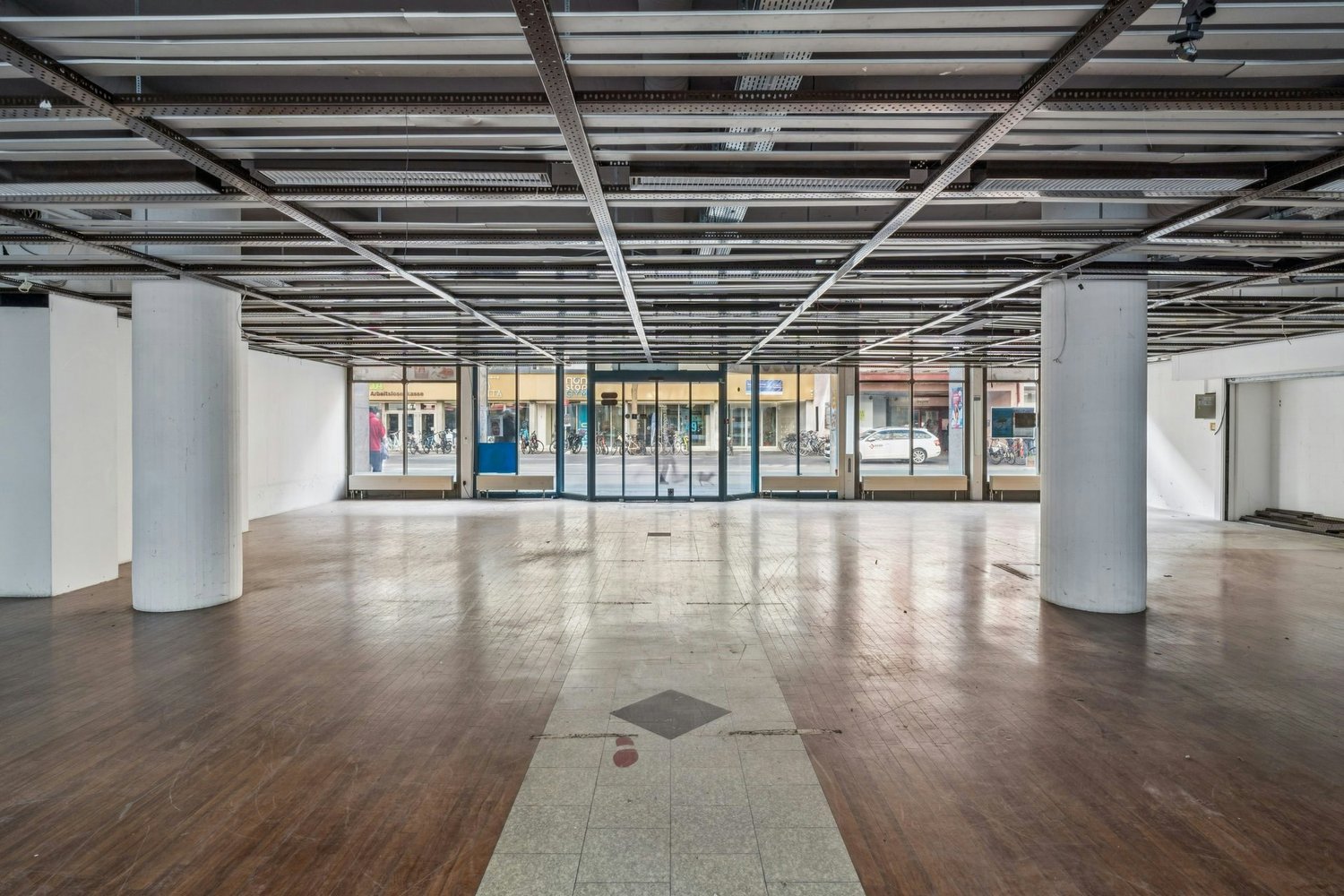 1081m² commercial, photo 3 sur 10