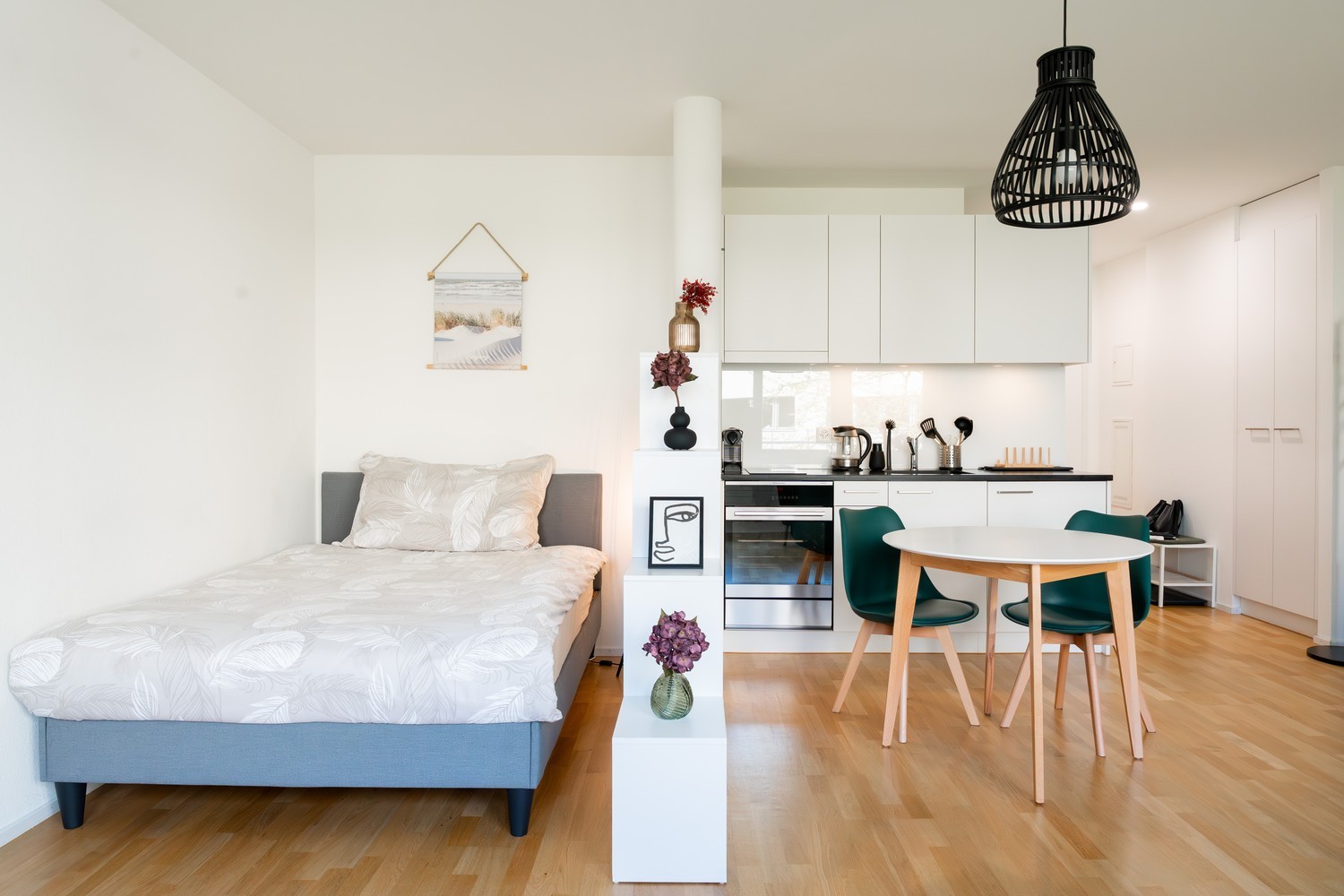 Emplacement parfait entre le centre-ville et la gare CFF ! Cet appartement lumineux est entièrement meublé et équipé, vous permettant d'emménager immédiatement. Un foyer élégant avec intimité en plein centre-ville.