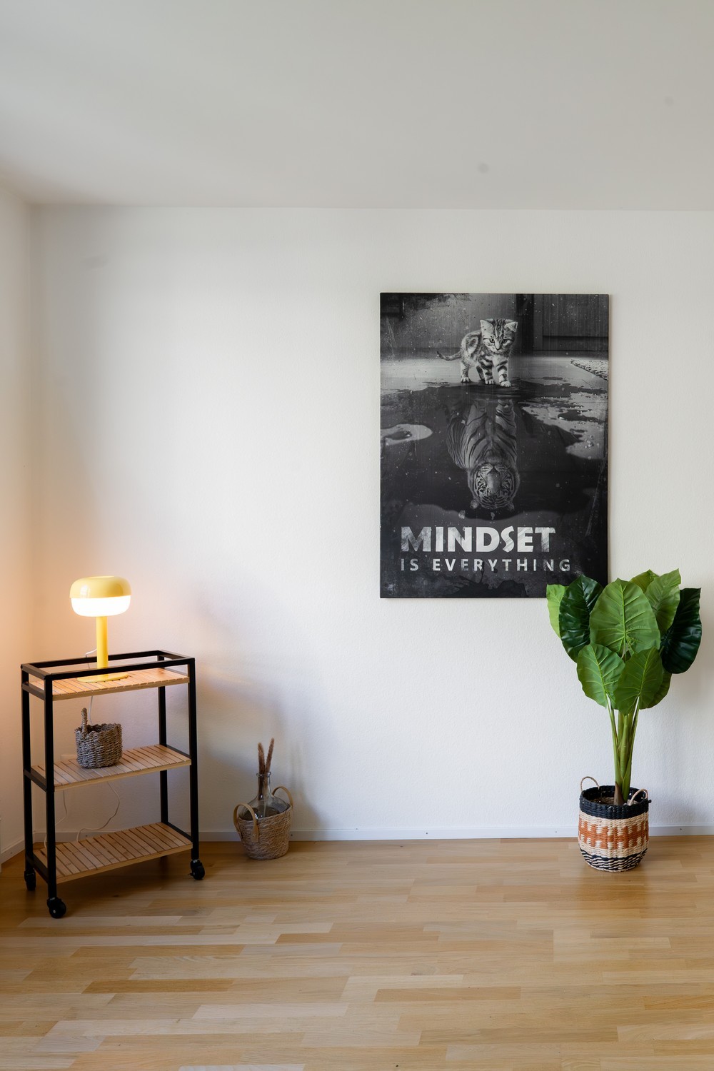 Emplacement parfait entre le centre-ville et la gare CFF ! Cet appartement lumineux est entièrement meublé et équipé, vous permettant d'emménager immédiatement. Un foyer élégant avec intimité en plein centre-ville.