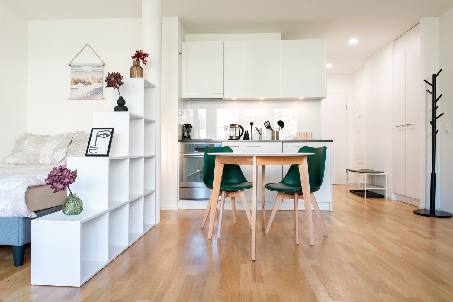 Emplacement parfait entre le centre-ville et la gare CFF ! Cet appartement lumineux est entièrement meublé et équipé, vous permettant d'emménager immédiatement. Un foyer élégant avec intimité en plein centre-ville.